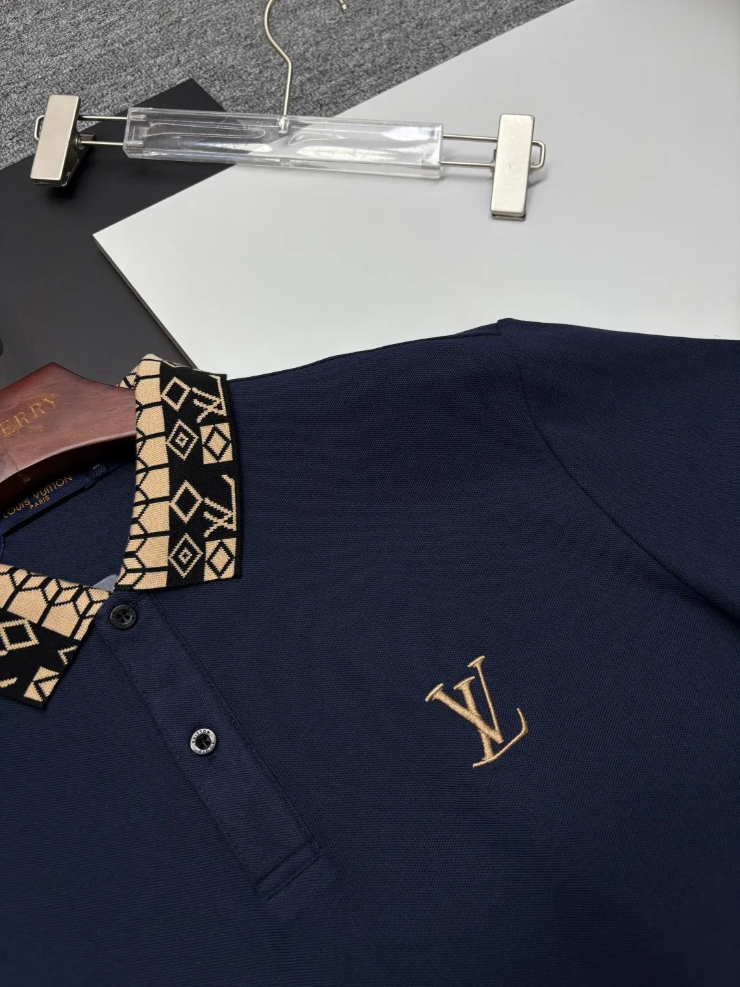 🅿️210 LV Louis Vuitton's new embroidered Polo shirt. Original fabric. Official same style. Made of 210 grams of pure cotton pique fabric, customized in the same vat dyeing fabric. It feels very comfortable and smooth. The version is quite wide and stylish. Produced by a first-line brand factory. Imported Behringer embroidery machine. The embroidery is full and textured. The collar rib is woven with imported yarn. It will not deform after long-term wear. The latest style for spring and summer. Fashionable and individual. Super versatile and good-looking. It is very suitable for both men and women. A must-have item. Color: black, white, apricot, royal blue. Size: M-XXXL